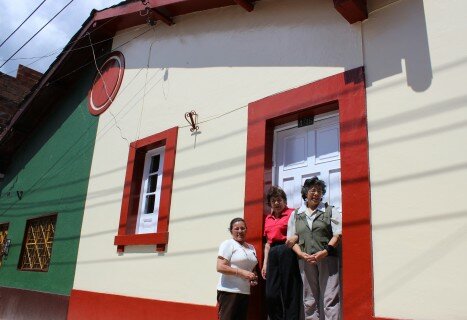 Las González en la casa original.